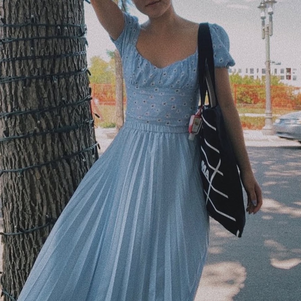 3 for $20 ✨ Light Blue Puff Sleeve Daisy Print Top